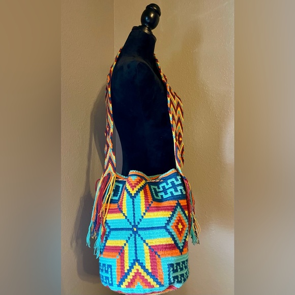 Authentic handwoven Colombian Mochila made by the Wayuu tribe in La Guajira. - Picture 5 of 6